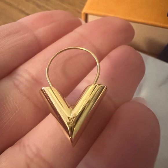 Louis Vuitton Essential V Hoop Earrings - Picture 4 of 6